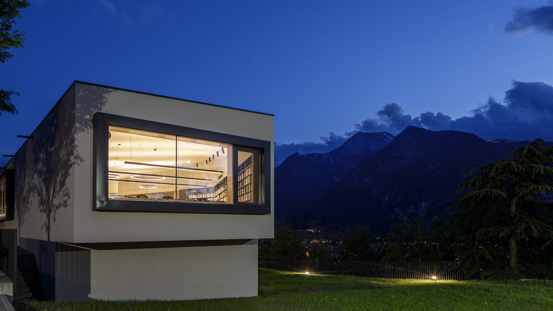 La Biblioteca universitaria di Mesiano (BUM), un edificio moderno, rettangolare, con grandi vetrate