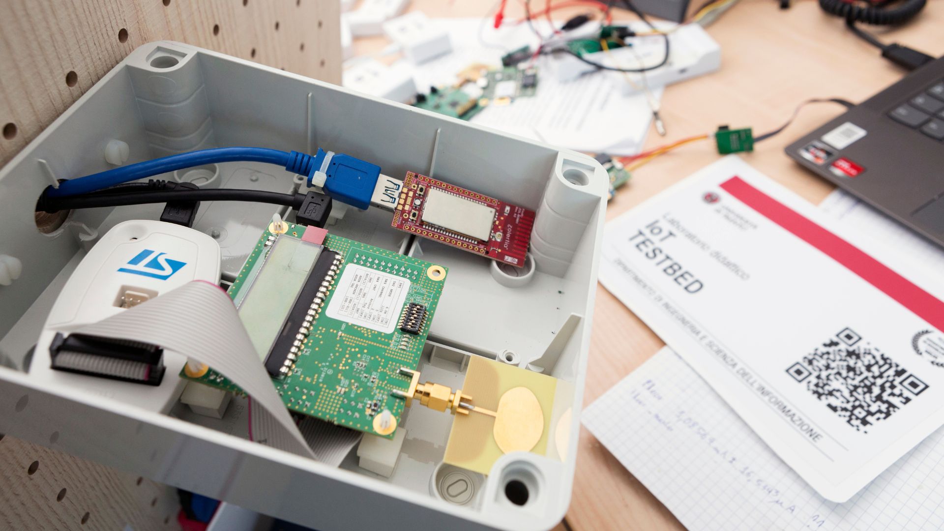 Laboratorio IoT Testbed con dispositivi embedded e moduli di comunicazione wireless