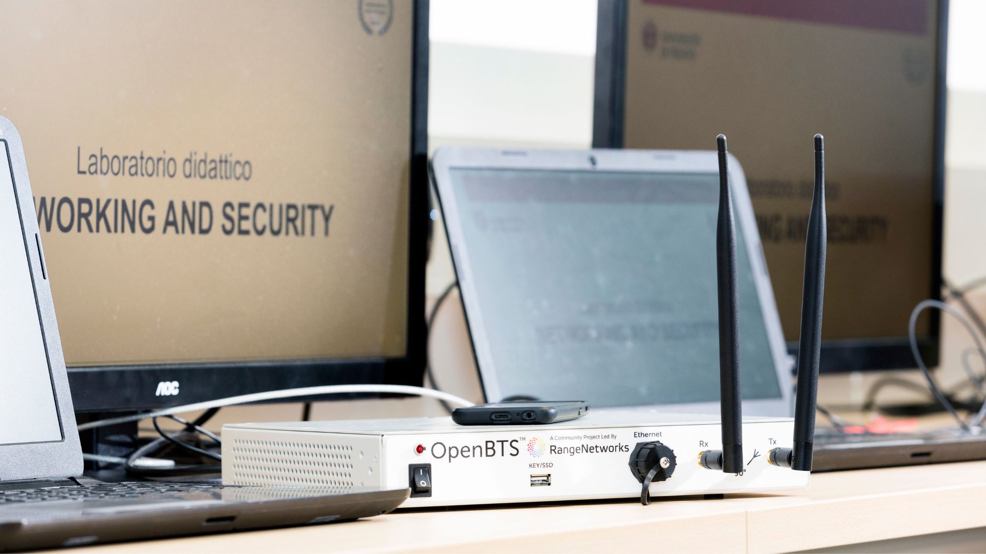 Laboratorio didattico di networking e sicurezza informatica con strumentazione per reti mobili