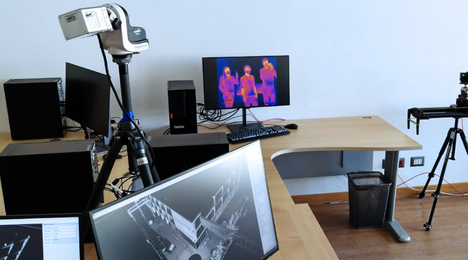 Laboratorio con telecamera termografica, monitor con immagini termiche a infrarossi e scanner 3D per applicazioni di visione artificiale e rilevamento remoto