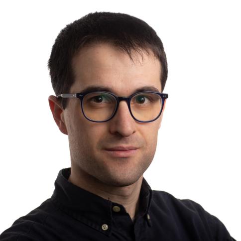 Primo piano volto di una studente laureato che racconta la sua esperienza