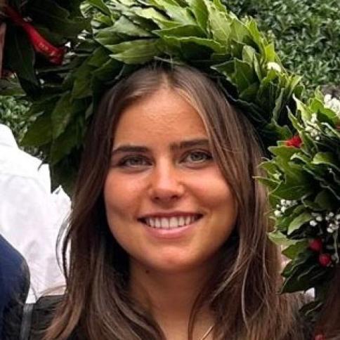 Primo piano studentessa laureata