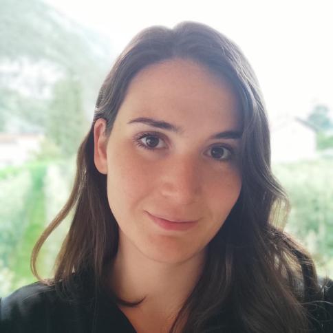 Primo piano volto di una studentessa laureata che racconta la sua esperienza