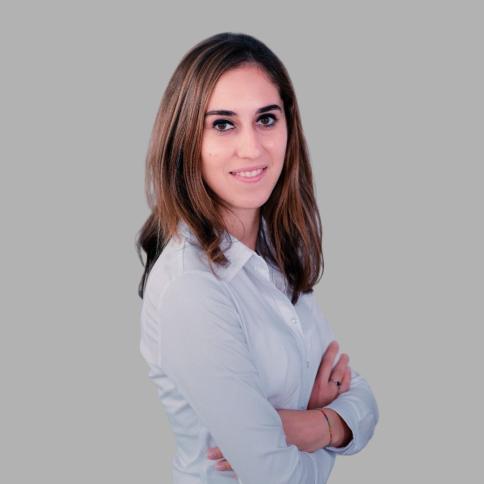 Primo piano studentessa laureata